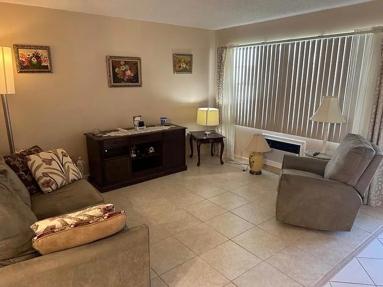 30 Westbury B #30 — Photo 3