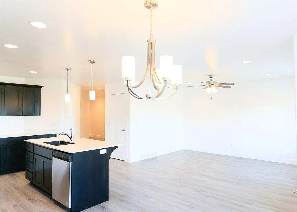 675 N Fall Creek Dr — Photo 4