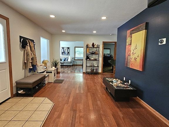 5th image of 25 Robbins Ave