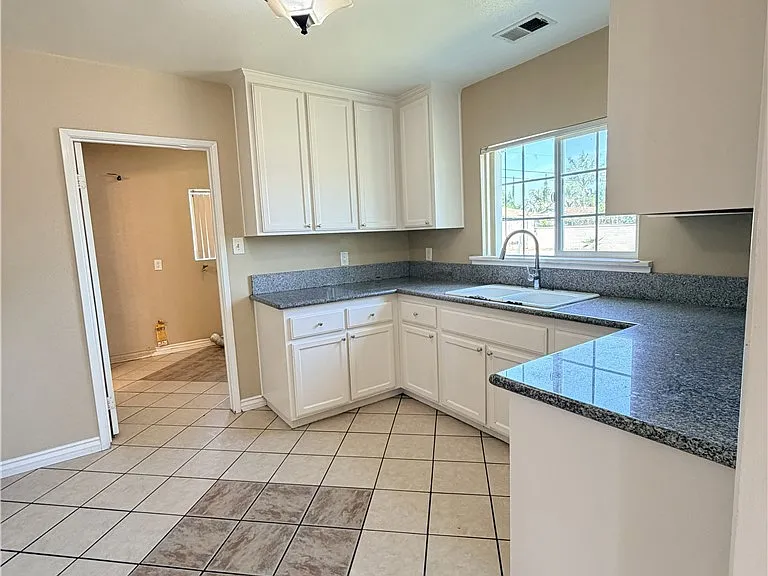 2820 Madison St — Photo 11