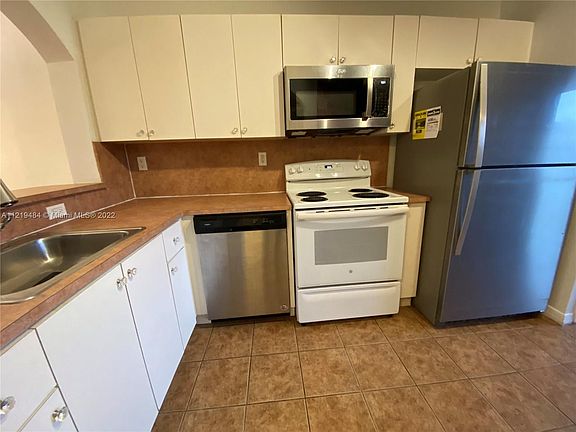 3rd image of 980 NE 33rd Ter Unit 102