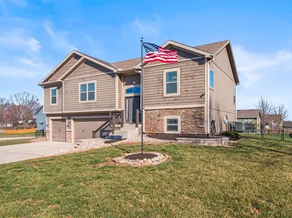 818 W Rader St, Lone Jack, MO 64086