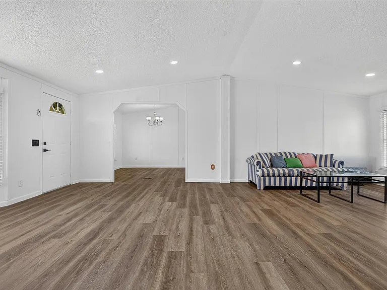 1955 Lauren Ln — Photo 8