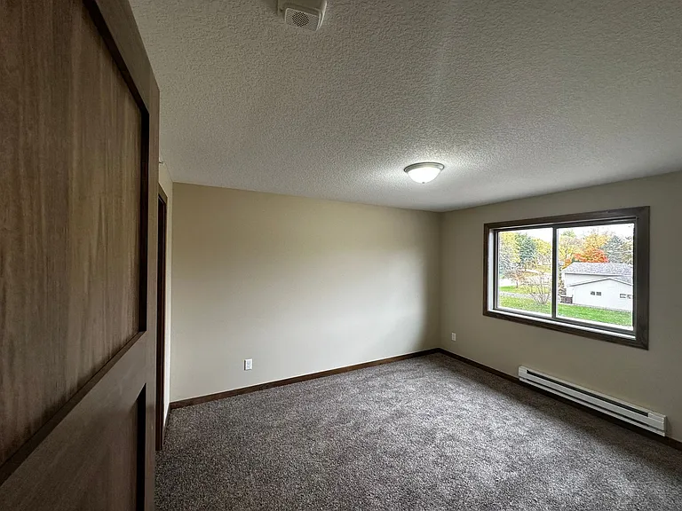 1009 3rd Ave NE — Photo 4