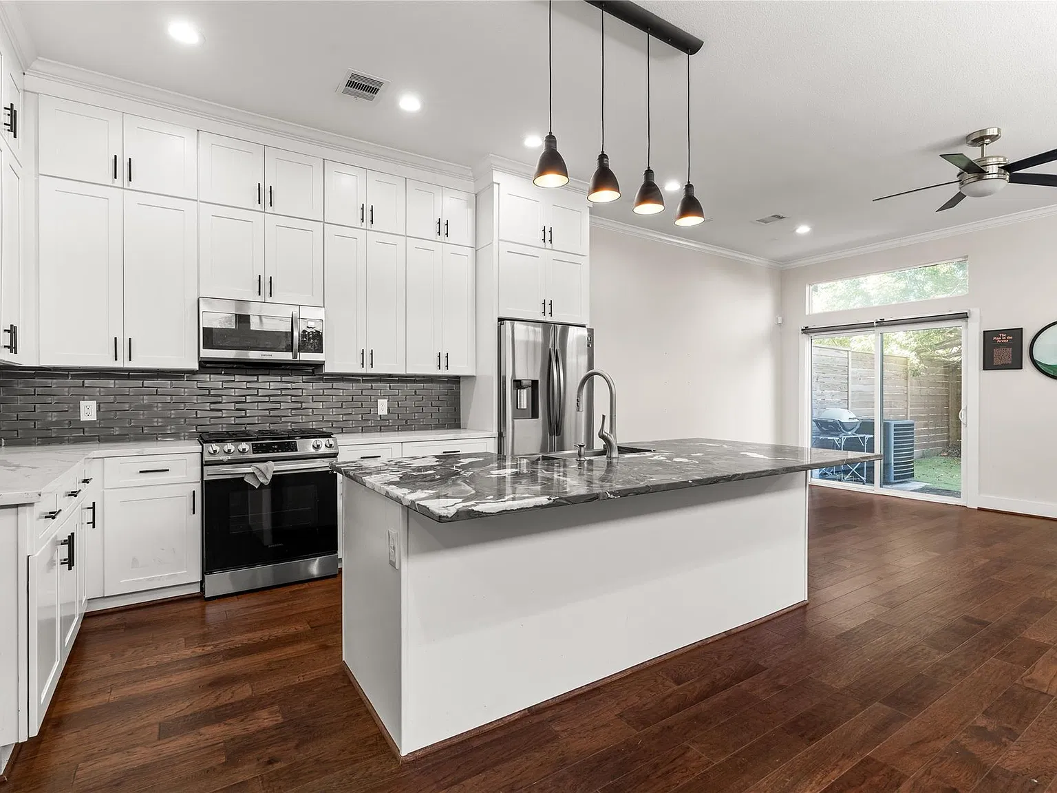 3 bed, 3.5 bath, 1921 sqft, $2,900 — Photo 3