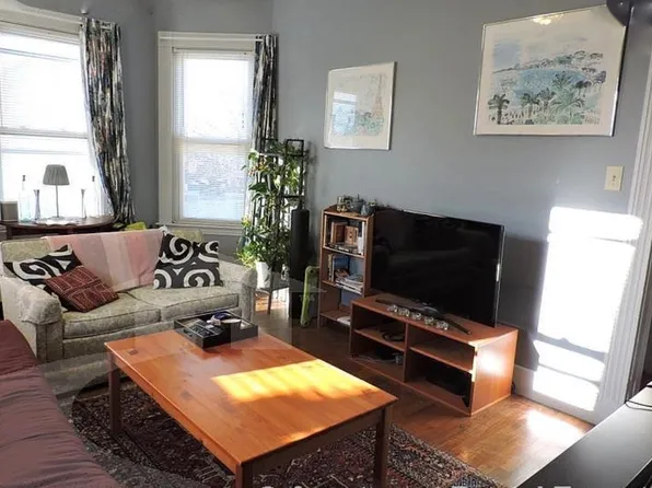 204 River St #208, Cambridge, MA 02139