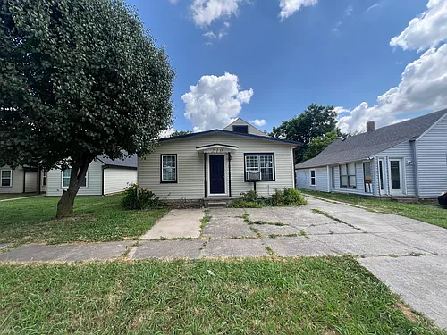 210 E Johnson St Photo 1