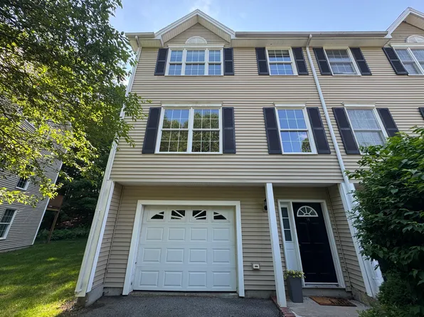 14 Woodside Dr, Gorham, ME 04038