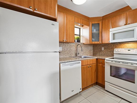 3rd image of 8290 Lake Dr APT 215