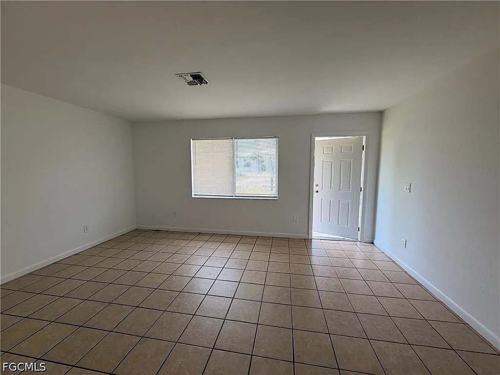 2 bed, 1.0 bath, 780 sqft, $1,195 — Photo 2