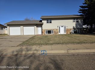 583 6th Ave SW, Dickinson, ND 58601