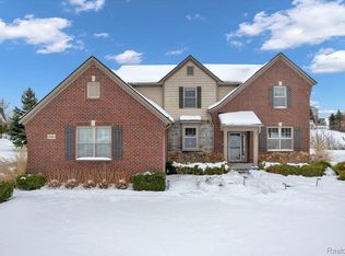 1561 Glass Lake Cir, Oxford, MI 48371