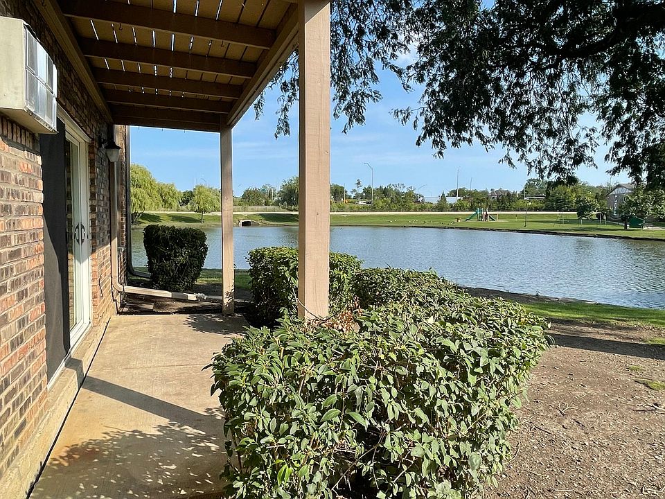 1st image of 9S021 Lake Dr Unit 111