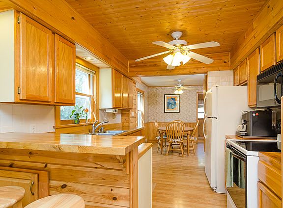 breakfast bar & kitchen