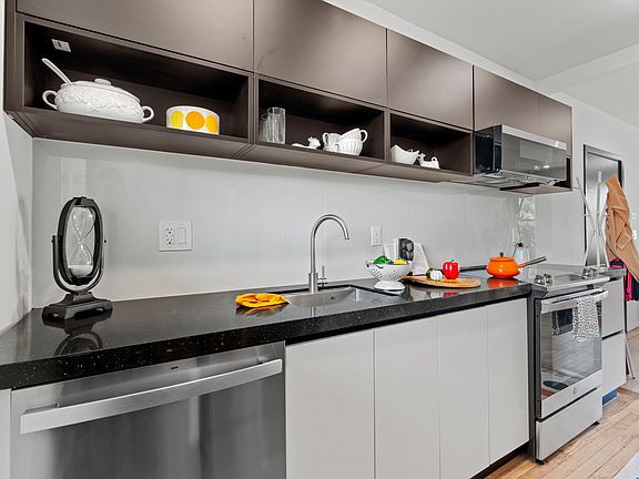 4th image of 1504 Perry St #105