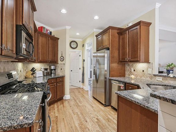 5th image of 223 Sable Ridge Way