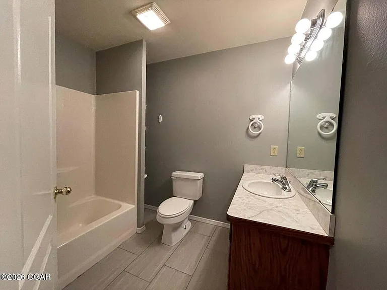 915 Briarview Dr — Photo 4