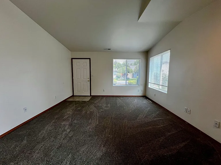 1309 S 75th Ave — Photo 4