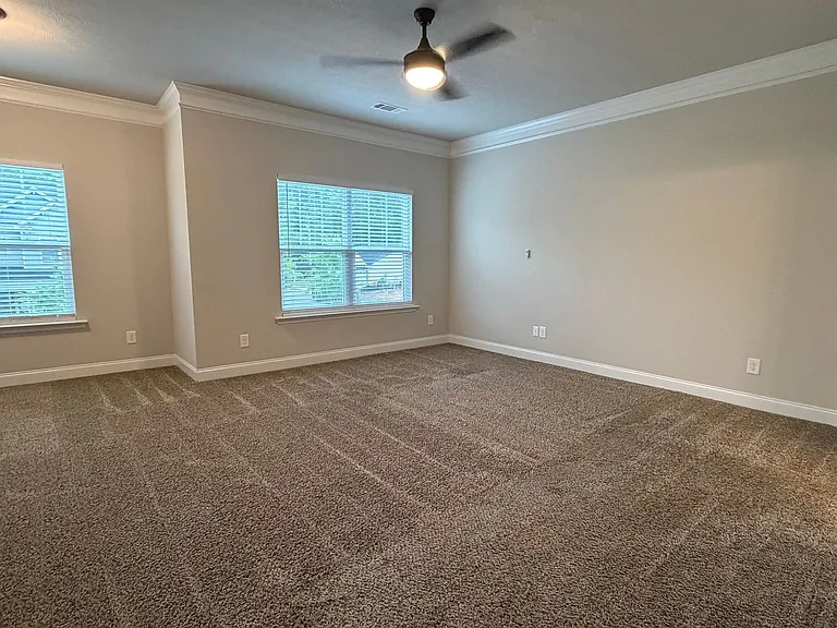 1008 Swan Ct — Photo 5