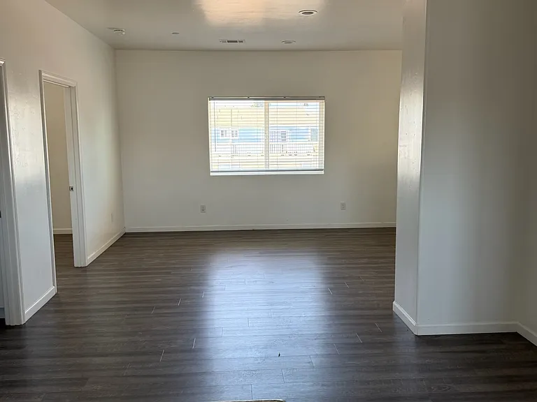 471 E Newlove Dr #B — Photo 11