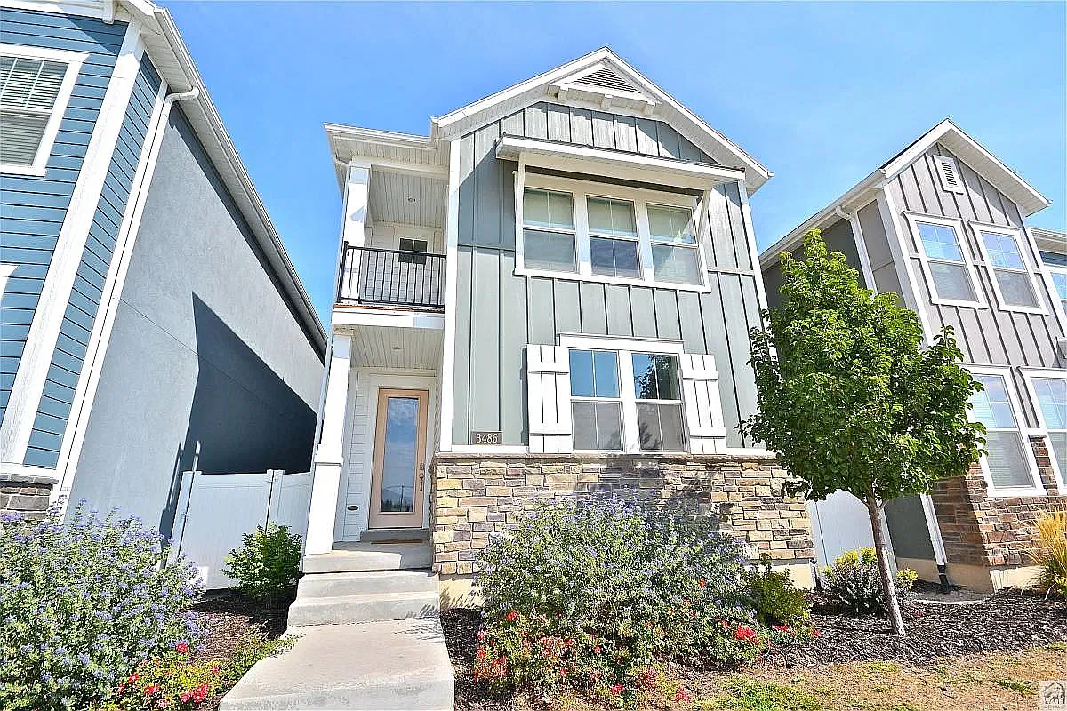 3 bed, 2.5 bath, 2500 sqft, $2,495 — Photo 1