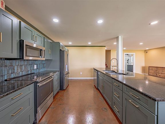 4th image of 726 Lakeshore Dr