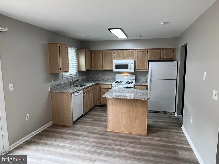 1031 Murdoch Ct — Photo 8