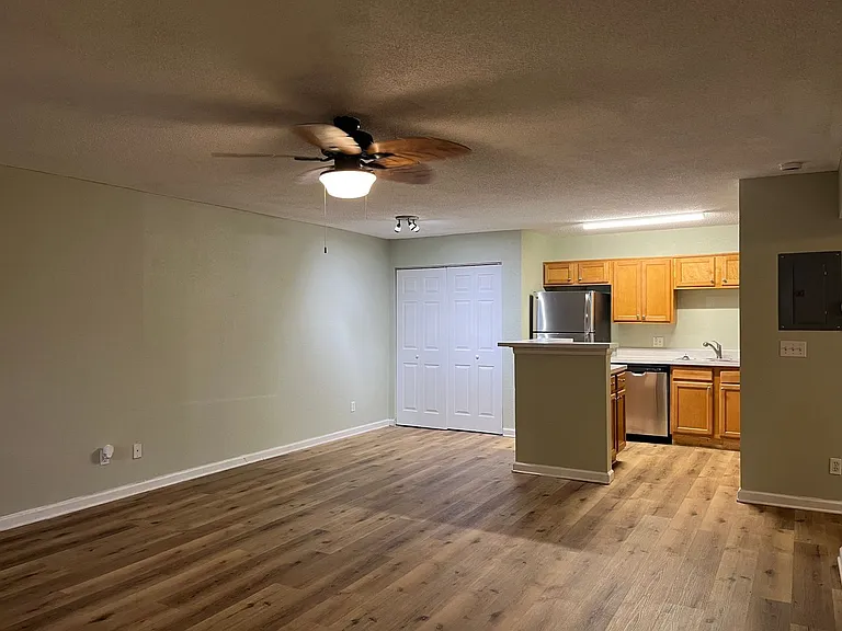 355 Lakepointe Dr #102 — Photo 7