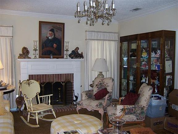 4th image of 830 W San Antonio St