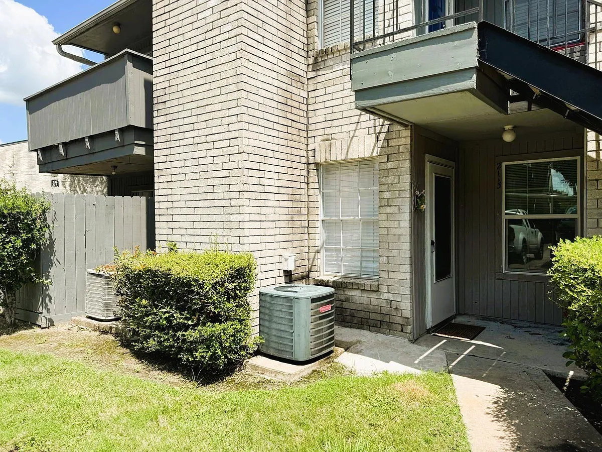 Building Photo - 9700 Leawood Blvd #2115