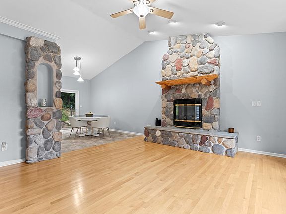 5th image of 816 Southern Woods Pl SW