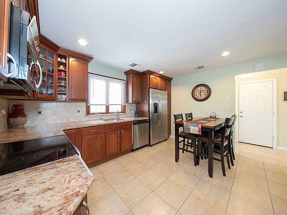 2nd image of 32 Potter Ln