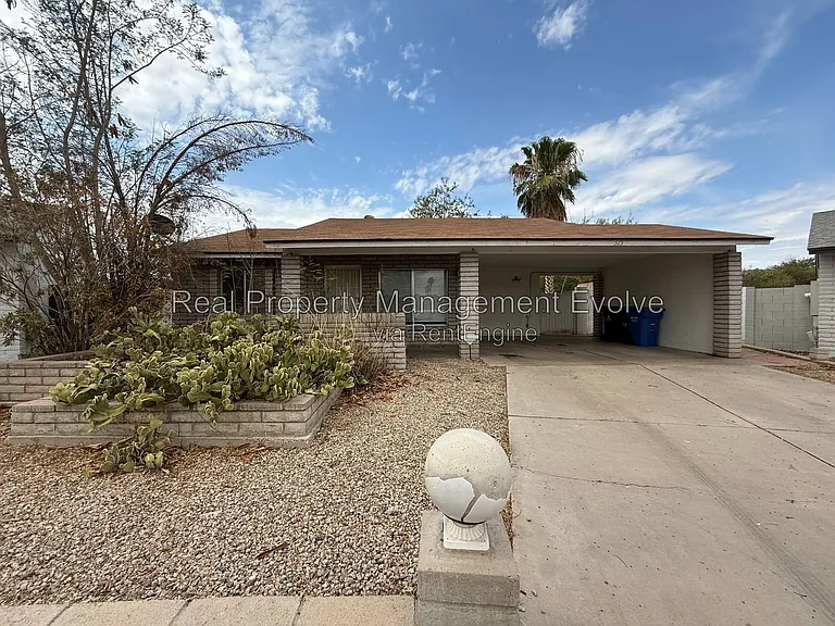 513 E Wickieup Ln — Photo 2