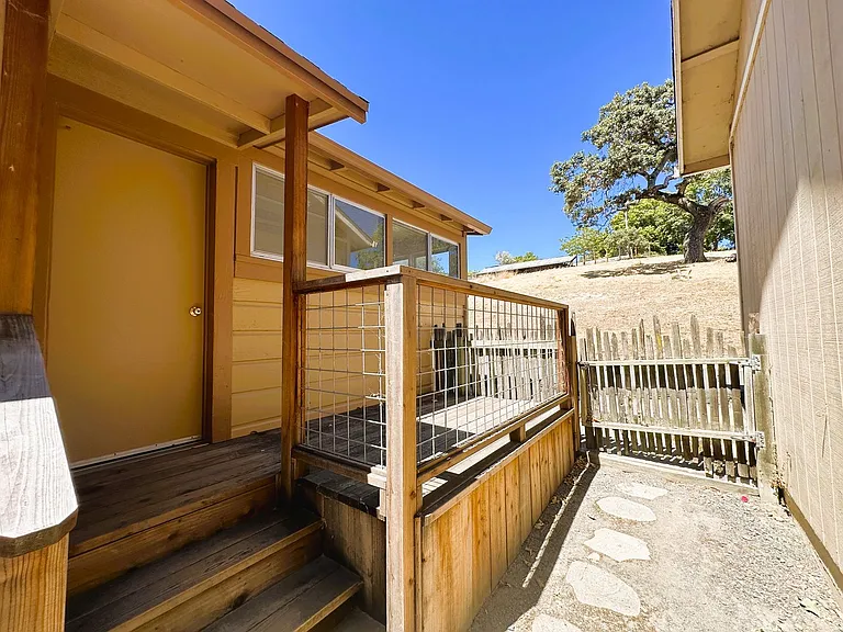402 Ormsby Ln — Photo 22