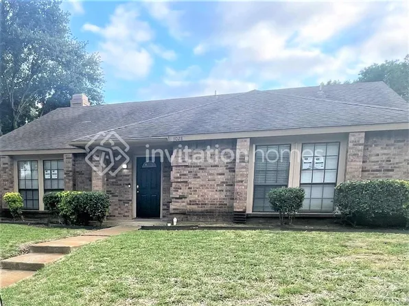 1028 Twin Falls Dr, Desoto, TX 75115