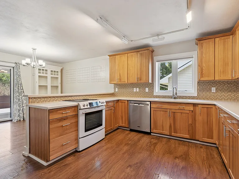 2310 Yorkshire Dr — Photo 3