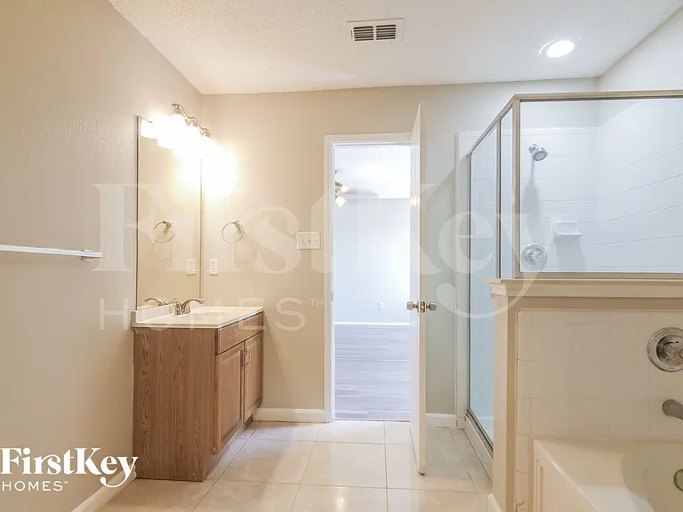 916 Simi Dr — Photo 10