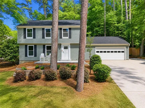 9715 N Pond Cir, Roswell, GA 30076