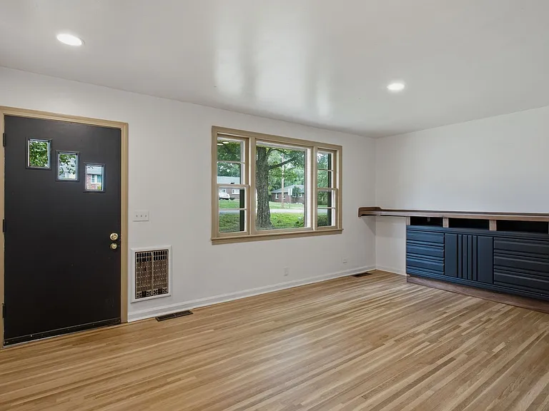 2923 Dunmore Dr — Photo 8
