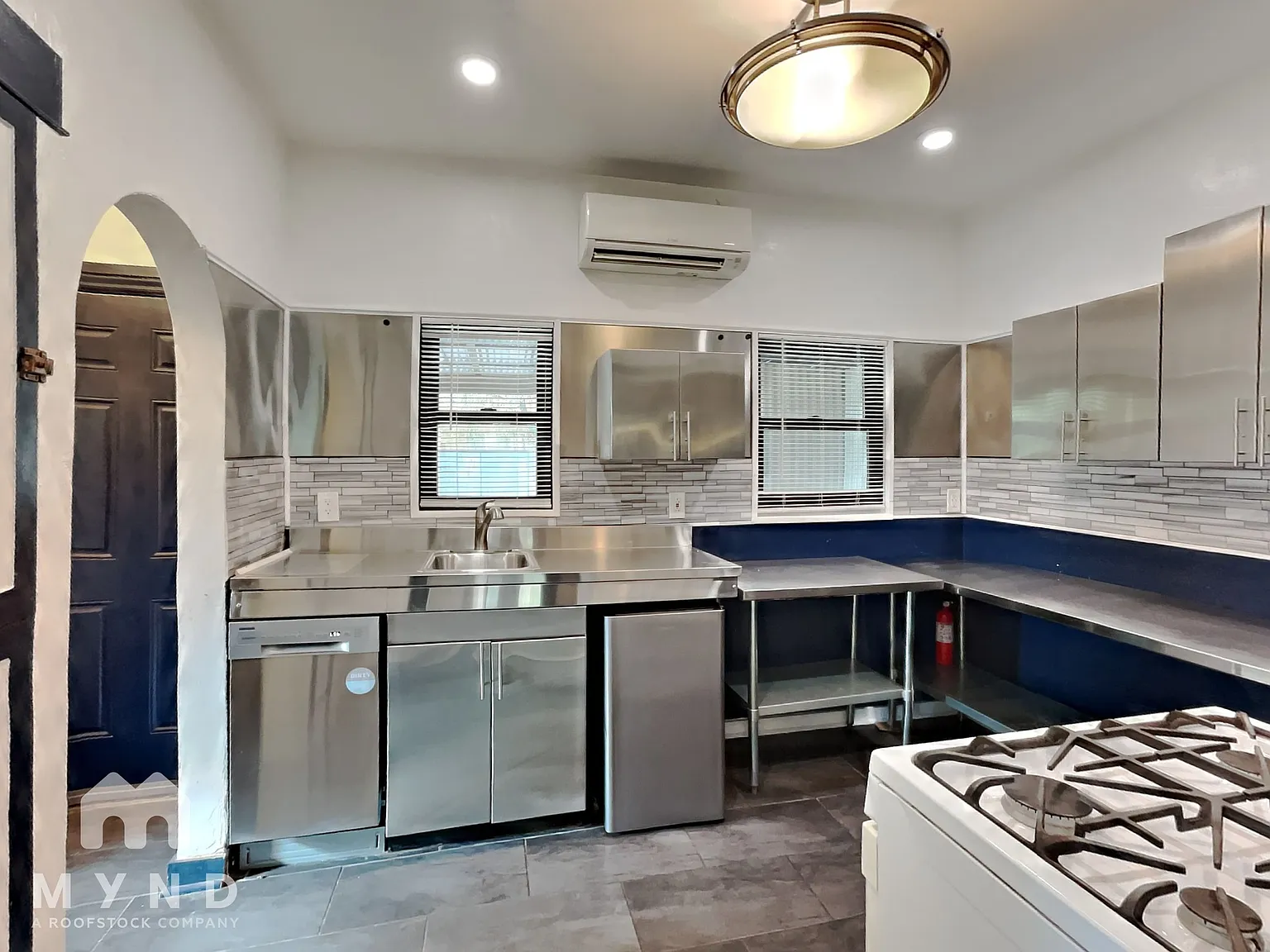 1 bed, 1.0 bath, 1056 sqft, $1,125 — Photo 2