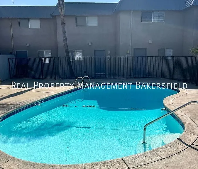 2401 Olive St — Photo 2