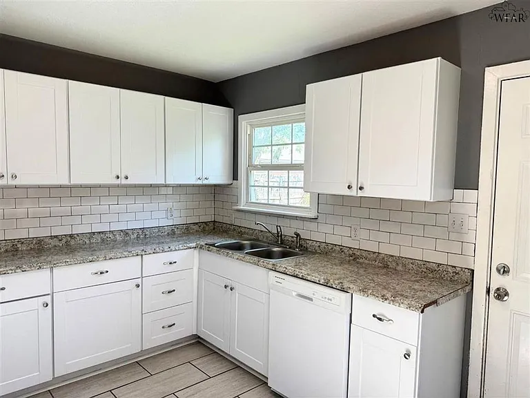 2949 Cunningham Dr — Photo 6
