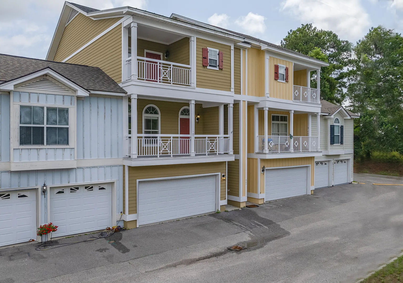 3 bed, 2.5 bath, 2420 sqft, $2,800 — Photo 1
