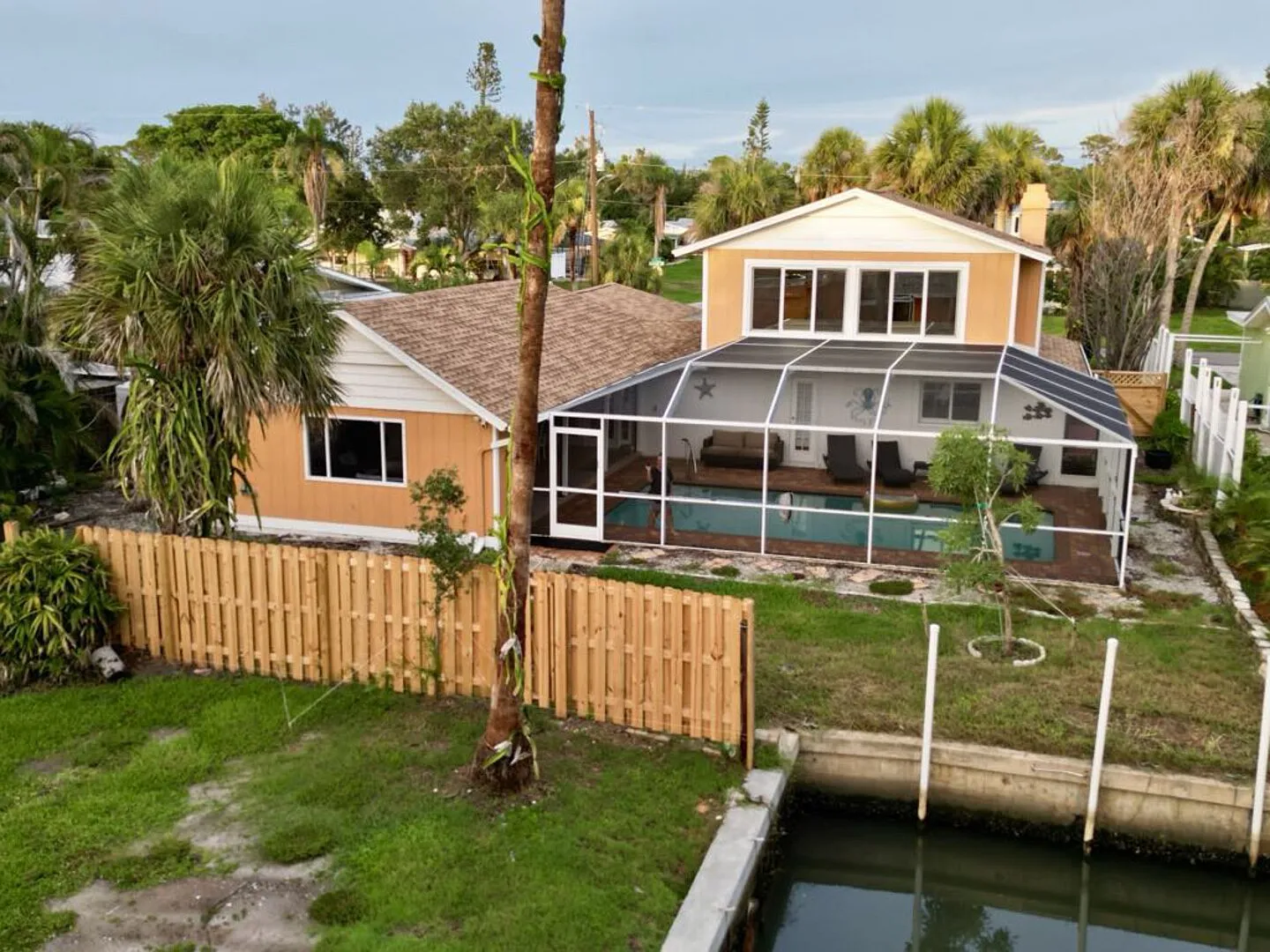 Saltwater Canal Home Between Dearborn St and Indian Mound Park — Photo 4
