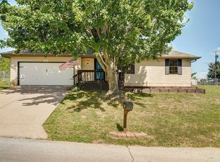 904 N 41st St, Nixa, MO 65714