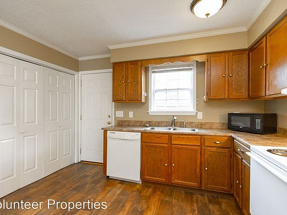 4th image of 1700 Wedgewood Dr APT 8