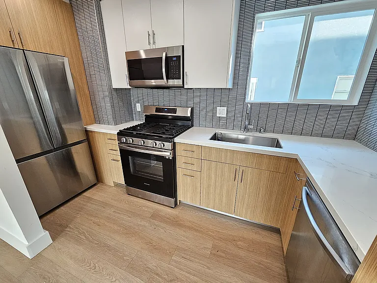 1747 N Kingsley Dr #10 — Photo 7
