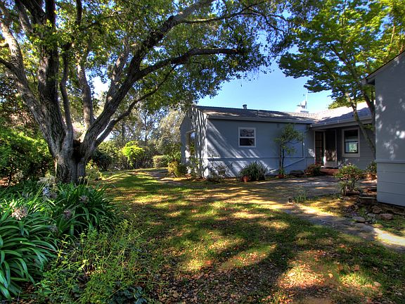 Fenced sideyard