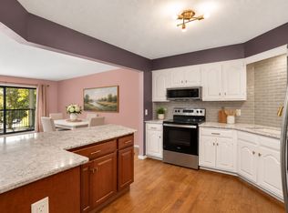 3030 Saint Albans Mill Rd APT 211, Minnetonka, MN 55305