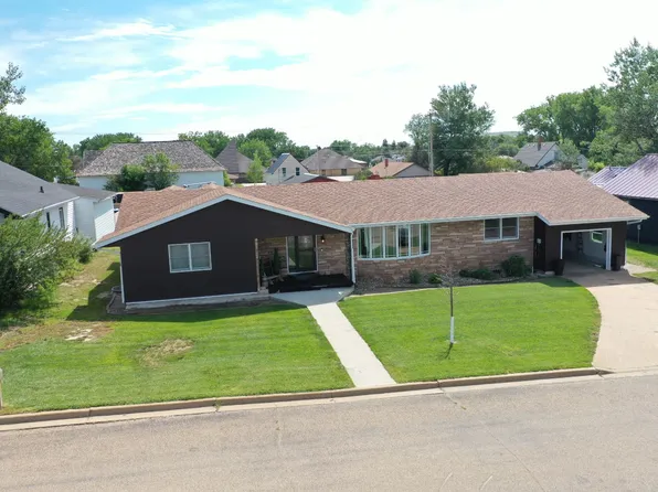 203 3rd Ave SW, Bowman, ND 58623